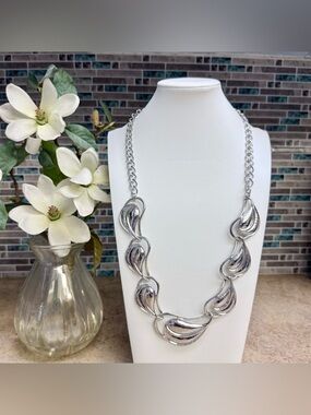 Tuleste silver tone statement necklace
